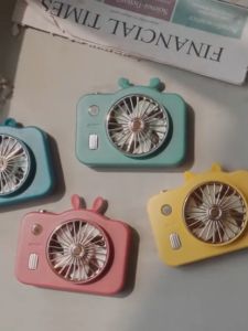 พัดลมกล้องการ์ตูน พัดลม USB สำหรับการองสร้างสรรค์ใหม่ พัดลมแขวนคอมูเตอร์ พัดลมชาร์จไฟกลางคืนแบบพกพา