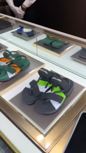 รองเท้าแตะแบบหนีบ สายรัดส้น ชายหาด ฤดูร้อน แฟชั่น ไม่ดีดน้ำ ใส่สบายได้ทั้งผู้หญิงและผู้ชาย เป็นของแท้จากโรงงาน 100% L270