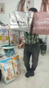 MINANA BABY DIAPERS  ซื้อ 4 แพ็ค แถมกระเป๋า พอง พอง 1 ใบ  มี 2 สี สีชมพู สีเงิน  แพมเพิส ผ้าอ้อมเด็ก เด็ก แม่ ลูก ซื้อ 4 แพ็ค แถมฟรี กระเป๋า พอง พอง 1 ใบ มูลค่า 1290 บาท คุณลูกค้าสามารถแจ้งเลือกรับสีของกระเป๋าได้ว่าจะรับ สีชมพู  หรือ สีเงิน โดยใส่มายเหตุ