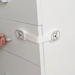 Khóa tủ an toàn cho bé giúp cố định các ngăn kéo tủ cửa ra vào nhằm tránh trường hợp bé bị kẹt tay-HAUSE