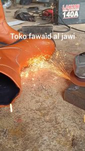 Sepatu Keselamatan Kerja Pabrik & Bengkel Las Terbaik