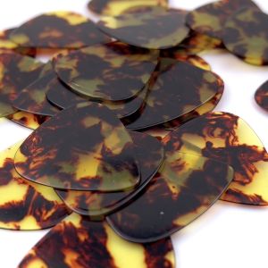 ปิ๊กกีตาร์ Celluloid สีชาแบบมุก | 10 ชิ้น | ขนาด 0.46 / 0.71 / 1.0 มม. | เขียน-พิมพ์รูป-เลเซอร์ได้ | เสียงดี ใช้งานง่าย