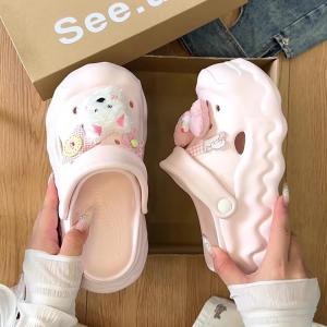รองเท้าแตะแบบสวมสบายสำหรับใส่ไปชายหาดในช่วงฤดูร้อนปี 2025 รองเท้าแตะพื้นหนาแบบสวมสบายกันลื่นที่มีรูรูปการ์ตูนน่ารัก