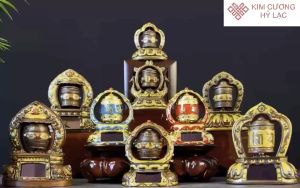 Kinh luân để bàn xoay [Kim Cương Hỷ Lạc]  để trên xe ô tô mang lại bình an và may mắn nhiều mẫu