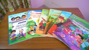 Buku Panduan Guru Satuan PAUD Kurikulum Merdeka Kemendikbud K21 / Pengembangan Pembelajaran / Pembelajaran Elemen Jati Diri / Capaian Pembelajaran Elemen Dasar Literasi & STEAM / Pancasila / Belajar & Bermain / Agama & Budi Pekerti