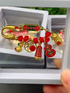 Lucky Safety Pin Brooch Traditional Amulet Lucky Charm Red String Gold Plated Pendant Good Luck Ornament Keychain for Baby Clothing Bag Accessory Blessing Protection Gift With Box