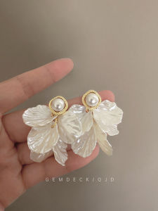 Elegant French Vintage Pearl White Petal Tassel Womens High-End Sensation Small Niche Design Ear Studs Jewelry Clip-Ons