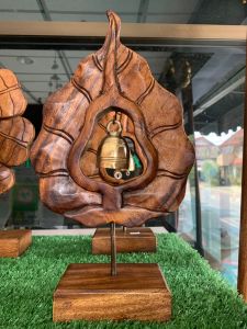 ไม้แกะสลัก รูปใบโพธิ์✨วางบนฐานพร้อมระฆัง🔔เสริมฮวงจุ้ย💥