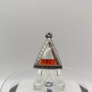 No.(182) ตลับพระ กรอบพระสแตนเลสลายไทย นางพญาเล็ก หรือ พิมพ์สามเหลี่ยม ขนาดวงใน 2.3*2.7 ซม. ขนาดใส่สวย 2.0*2.4 ซม. หรือขนาดพระที่ใกล้เคียง