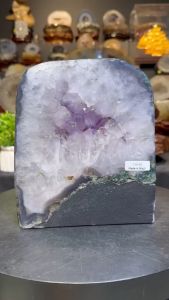 🔮天然紫晶洞 土形 边部带有抛光打磨 玛瑙绿幽灵边 饱满晶体💪 (如需定制实木底座需另加RM60)  高(Height): 20cm  宽(Width): 17.5x13cm  重(Weight): 7.4kg