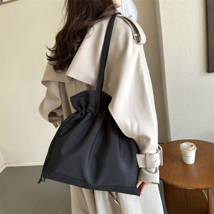 Plain%20Simple%20Drawstring%20Shoulder%20Bag%20-%20Image%203