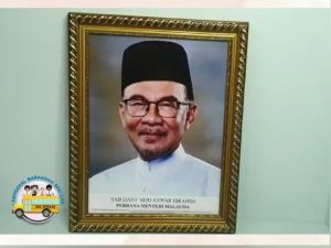 YANG DIPERTUA MELAKA GOLDEN FRAME POTRAIT / CLEAR QUALITY PORTRAIT /  POTRET Bingkai Kayu AGONG & PERMAISURI PERDANA MENTERI