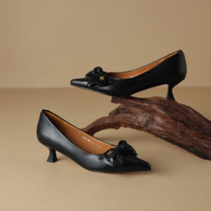 รองเท้าส้นเตี้ยหัวแหลมผูกโบว์สีแดง หนังแท้ หนังแกะนุ่ม ทรงหัวแหลม ทรงหัวมน รองเท้าส้นเตี้ยแบบสวมสบายสำหรับผู้หญิง