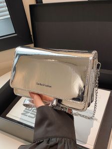 กระเป๋าสะพายไหล่ผู้หญิงดีไซน์เก๋ไก๋ เทรนด์ใหม่ กระเป๋าสะพายข้างแบบอินส์ที่สวมใส่ได้หลากหลาย กระเป๋าสะพายข้าง PU ทรงสี่เหลี่ยมเล็ก