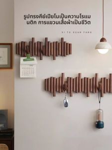 ตู้เสื้อผ้าติดผนังทำจากไม้เนื้อนุ่ม สีสันสดใส ติดประตูหลังบ้าน ติดกระดุมหน้าต่าง