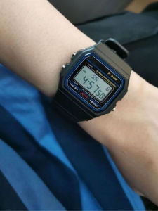 นาฬิกาข้อมือ LED นักกีฬาแบบแสดงผลด้วยตัวเลข นาฬิกาตั้งเวลาแบบย้อนยุค นาฬิกาติดเตียงแบบย้อนยุค นาฬิกาข้อมือแบบมีฟังก์ชันหลายอย่าง