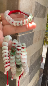 Vòng Tay Dây Đỏ Đồng Tiền Điếu Đá Cẩm Thạch Trắng Xanh Nhẹ Bóng Đẹp Nữ đeo tay may mắn xinh xắn tài lộc có 380k/1 chiếc ạ