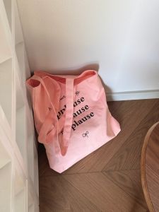 กระเป๋าผ้าแคนวาสสีชมพู กระเป๋าเป็นมิตรกับสิ่งแวดล้อม มือถือ ไหล่เดี่ยว หลากหลาย สําหรับนักศึกษาวิทยาลัย ฤดูร้อน แยมสตรอเบอร์รี่สไตล์ใหม่ ดีไซน์