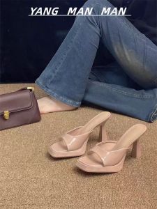 รองเท้าแตะส้นสูงสีเปลือกนิ้วหัวมนแบบสวมสบายสำหรับผู้หญิง ดีไซน์เก๋ไก๋ สไตล์ย้อนยุค หนัง PU วัสดุรองเท้าเสริมความสูง