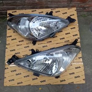 Đèn pha Toyota Innova 2006 - 2011. Ảnh là hàng TYC cao cấp
