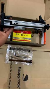 Dụng cụ hỗ trợ đóng đinh bê tông tự động ST18B  Búa đóng đinh tiện lợi cho kỹ thuật.