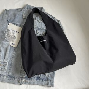 Large Capacity Lightweight Nylon Tot Bag College Style Commuter Womens New Artistic Retro Student Class Tote Shoulder Bag