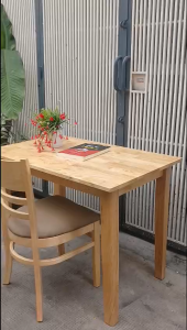Bàn ăn bàn làm việc 60cm rộng dài 100 cm cao 75 cm gỗ cao su đã qua xử lý mối mọt đẹp bóng bền đa năng dễ di dời và tháo ráp bóng đẹp chắc chắn bền điều chỉnh gập gềnh tốt.