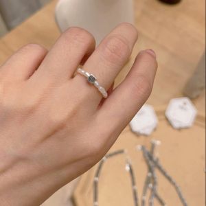 แหวนไข่มุกน้ำจืดธรรมชาติขนาดเล็ก 2 มม. แหวนเงินแท้ S925 ไม่ซีดจาง แหวนชุบไททาเนียม แหวนแฟชั่นสำหรับผู้หญิง