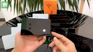 Công tắc thông minh cảm ứng Datic HUNONIC- 2 nút kèm ổ cắm. Kết nối Wifi màu đen. Bảo hành 12 tháng