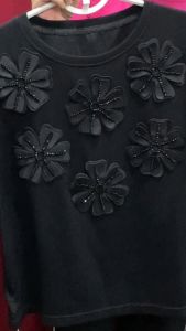Áo thun nữ đính 6 bông hoa tay áo cách điệu