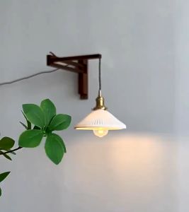 Đèn treo tường phong cách Bắc Âu chao gốm nghệ thuật thân gỗ óc chó mang tinh thần Zen và wabi-sabi