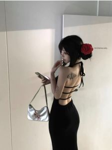 ฤดูร้อน 2024 สไตล์เฮปเบิร์นใหม่ สีดำ แขวนคอเปลือย เดรส ผู้หญิง เอว พรางหุ่น หวาน เผ็ด เด็กผู้หญิง วันที่สงคราม เดรส