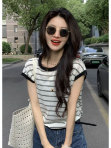 YUEZHONGWEI | เสื้อยืดแขนสั้นผ้าไหมน้ำแข็งลายทางสีบล็อกสำหรับผู้หญิงในช่วงฤดูร้อน เสื้อแขนกุดทรงสลิมฟิตดีไซน์หลังเปิดด้วยเชือกผูก