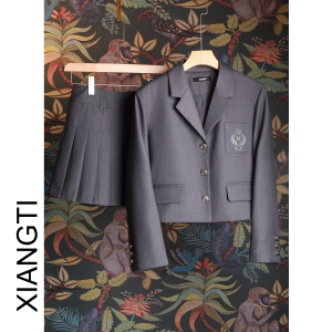 ฤดูใบไม้ผลิ 2024 สไตล์สั้นใหม่ ผู้หญิง ชุดสูท ชุดเครื่องแบบ Jk สไตล์วิทยาลัย เบลเซอร์ พร้อม กระโปรงพลีท โพลีเอสเตอร์ ผ้าฝ้าย เบลนด์แฟชั่น