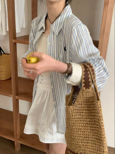 imimtuan | Áo Blouse Đính Hoa Xanh Dọc