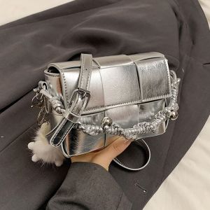 กระเป๋าถือทรงสี่เหลี่ยมเล็กแบบสะพายข้างผ้าถักสีเงินสำหรับผู้หญิงในช่วงฤดูร้อนปี 2024 กระเป๋าสะพายไหล่แบบลำลองสำหรับวัยรุ่น กระเป๋าสะพายข้างแบบหนัง PU