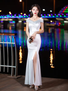 ชุดเดรสยาวสายเดี่ยวแขนกุดทรงเอคอวีสีพื้นสไตล์เจ้าหญิงสำหรับงานปาร์ตี้ในฤดูร้อนปี 2024 ผ้าโพลีเอสเตอร์ 90%