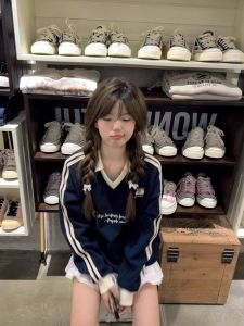 เสื้อสเวตเตอร์คอโปโลแขนยาวทรงหลวมสไตล์อเมริกันย้อนยุคสำหรับผู้หญิงในฤดูใบไม้ผลิและฤดูใบไม้ร่วง เสื้อผ้าทำงานสไตล์เกาหลี