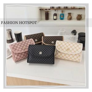 NQshop จัดส่งที่รวดเร็ว  กระเป๋าแฟชั่นผู้หญิง ทรงสี่เหลี่ยม ขนาดมินิมอล เน้นใช้เป็นงานแฟชั่น ใส่ถายรูป แมทช์กับชุดในชีวิตประจำวัน สาวๆไม่ควรพลาด