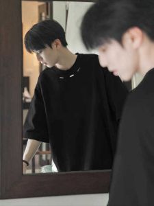 เสื้อยืดแขนสั้นผู้ชายผ้าฝ้ายน้ำแข็งสีดำ ทรงหลวม ระบายอากาศได้ดี สไตล์อเมริกัน ฤดูร้อน 2024 เสื้อยืดแขนสั้นผ้าฝ้ายน้ำแข็งเนื้อน้ำหนัก