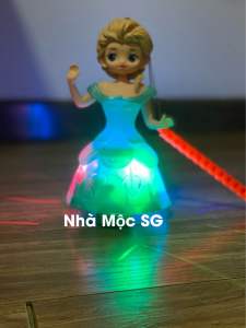 Đèn trung thu có nhạc Elsa Bạch Tuyết ngồi xe ngựa Pony đội trưởng mỹ cưỡi xe sắt có tay cầm. Đồ chơi trung thu cho bé mẫu mới nhất năm 2023