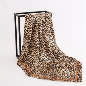 เสือดาวพิมพ์ 90x90 ซม.ซาตินผ้าพันคอผ้าไหมสแควร์ผู้หญิงผ้าพันคอ Headscarves Neckerchief สุภาพสตรีผ้าพันคอ Shawl Wrap Foulard แถบคาดศีรษะ