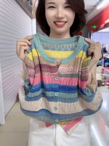 เสื้อคาร์ดิแกนถักคอตั้งแขนสั้นลายทางสีรุ้งสำหรับผู้หญิงในช่วงฤดูร้อน เสื้อคลุมกันหนาวแบบสวมสบายสไตล์เกาหลีที่เข้ากันได้หลากหลายและกระชับสัดส่วน