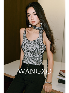 WANGXO | Áo Vest Knit Chất Liệu Cashew Có Họa Tiết Hoa Hồng Jacquard Phối Sequins và Velvet