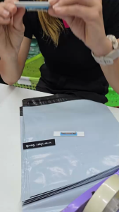 ป้ายชื่อแกะสลัก [แจ้งชื่อตำแหน่งช่องแชท!!] พื้นดำอักษรขาว พร้อมเข็มกลัดออโต้ล็อคสวยงาม