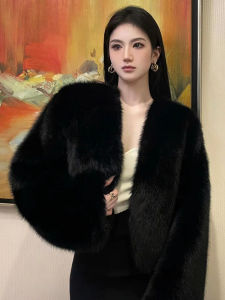 เสื้อโค้ทสั้นผู้หญิงแบบใหม่ปี 2025 ขนสัตว์ปลอมแบบน่ารัก สไตล์เยาวชน เสื้อคลุมกันหนาวแบบสวมหัว ปกขนสัตว์ ทรงหลวม แขนยาว