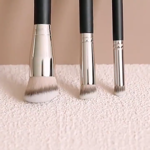 This Three-Piece Makeup Brush Set Creates A Perfect Look And Includes A Foundation/Concealer Brush A Contour Brush And A Blending Brush. Suitable For Beginners And Professionals.