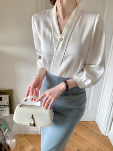 Yao Mu Hua ชุดเสื้อเชิ้ตแขนเจ็ดครึ่งสีขาวสไตล์ฝรั่งเศสหรูหราสําหรับผู้หญิงฤดูร้อนมาใหม่: เสื้อสวมหัวคอวีทรงหลวมเรียบง่าย