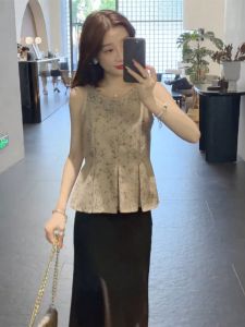 ชุดกระโปรงสั้นและเสื้อกั๊กผ้าฝ้ายลายดอกไม้ฤดูร้อน ชุดสองชิ้น ดีไซน์ใหม่ 2025 ชุดแฟชั่นสำหรับผู้หญิง