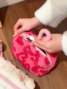 【3 วันจัดส่ง】 งานฝีมือ กระเป๋าแต่งหน้าตุ๊กตามีหูหิ้วกระเป๋าเก็บเครื่องสําอางน่ารักซิปหัวใจรักพิมพ์ความจุขนาดใหญ่แบบพกพาล้างกระเป๋าส